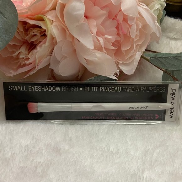 Wet n Wild White & Pink Small Eyeshadow Brush NIB - Picture 1 of 4
